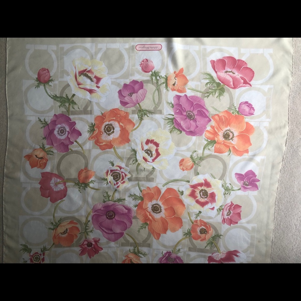 Salvatore Ferragamo scarf - Picture 3 of 5